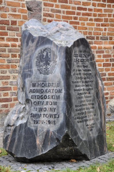 Obelisk postawiony w hołdzie adwokatom bydgoskim ofiarom II wojny światowej