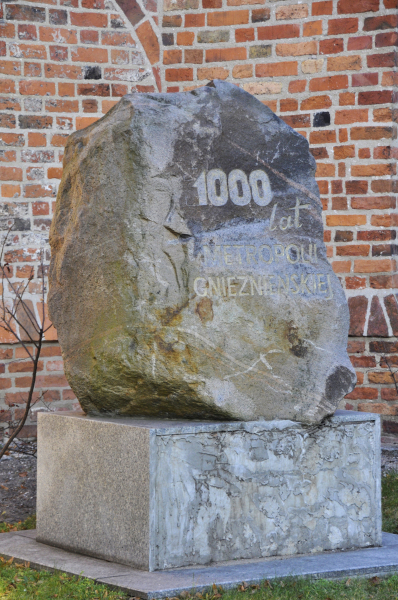 Obelisk upamiętniający 1000 lat Metropolii Gnieźnieńskiej
